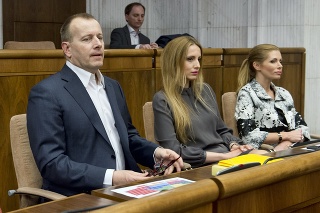 Boris Kollár, Adriana Pčolinská a Petra Krištúfková (Sme rodina).
