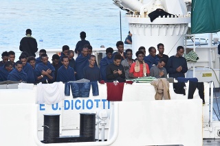 Migranti sa modlia na palube námorného plavidla Diciotti.