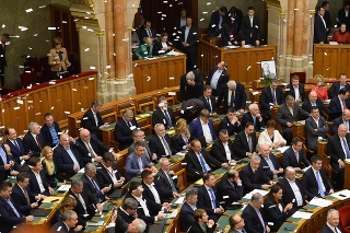 Maďarskí poslanci schválili ostro kritizovanú novelu zákonníka práce, opoziční poslanci reagovali hádzaním lístočkov z balkóna.