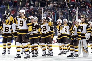 Kapitán Bostonu Bruins Zdeno Chára sa teší so spoluhráčmi po víťazstve nad Chicagom Blackhwaks v novoročnom Winter Classic 2019.