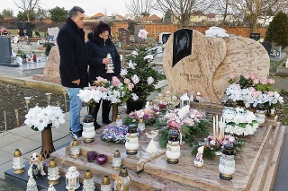 Andrea (48) a Tibor (51) trávia Silvestra na cintoríne.