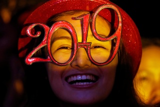 Ľudia po celom svete postupne vítajú nový rok 2019.