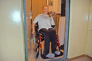 Ak chce Zuzana (44) ísť na dlhšie vychádzky, musí nasadnúť na invalidný vozík.