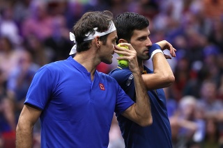 Djokovič a Federer hrali premiérovo v kariére bok po boku v deblovom stretnutí.