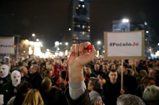 V Belehrade sa opäť odohrali pokojné protivládne protesty.