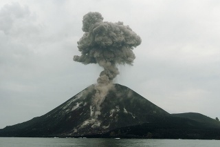 Sopka sopka Anak Krakatau na fotke z 23. decembra 2018.