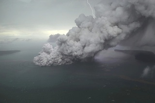 Sopka Anak Krakatau na fotke z 23. decembra 2018.