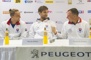 Slovenskí tenisoví reprezentanti Jozef Kovalík, Martin Kližan a nehrajúci kapitán Dominik Hrbatý.