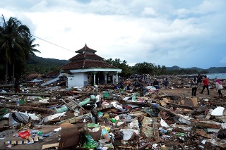 Indonéziu spustošila vlna cunami, ktorá vznikla po výbuchu sopky.