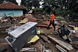 Počet obetí po vlne cunami v Indonézii opäť vzrástol.