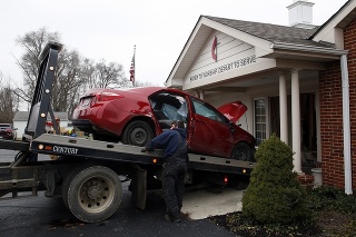 Náraz auta do kostola zranil 9 ľudí.