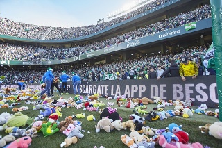 Fanúšikovia Betisu zasypali plyšákmi futbalový trávnik.