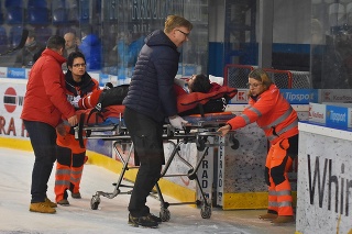 Na snímke záchranári odvážajú na nosidlách zraneného hráča Banskej Bystrice Andreja Šťastného.
