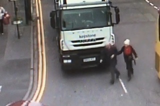 Len pre silné povahy: Hrôzostrašné VIDEO kamionistu, ktorý zrazil starší pár!