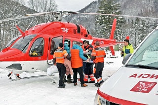 Zraneného muža prevážali vrtuľníkom.