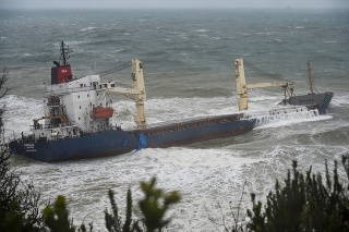  Pri pobreží Turecka uviazla na plytčine nákladná loď.