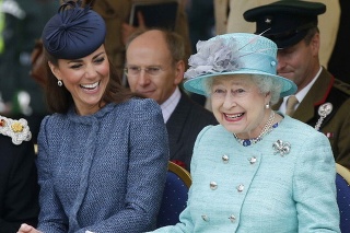 Kráľovná s vojvodkyňou Kate Middleton.