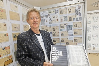 Pavol Rusnačko ukazuje víťaznú poštovú známku.