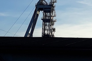 Aktivisti z Greenpeace obsadili ťažobnú vežu v Novákoch.