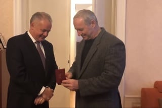 Prezident doniesol darček od Svätého Otca na Slovensko.