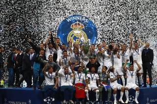 Futbalisti Realu Madrid sa tešia zo zisku trofeje pre víťaza Ligy majstrov.
