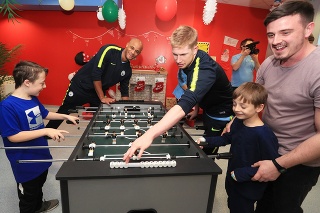 Hráči Manchesteru City navštívili deti v nemocnici. 