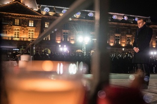 Francúzsky prezident navštívil miesto teroristického útoku - vianočné trhy v Štrasburgu.