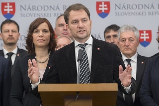 Poslanci NR SR za OĽaNO uprostred Igor Matovič, vľavo Veronika Remišová a vpravo Alan Suchánek.