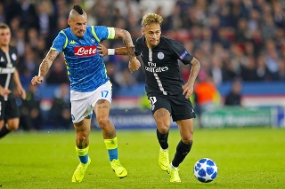 V oboch zápasoch proti  St. Germain zviedol Marek Hamšík  viacero súbojov s hviezdnym  Neymarom (vpravo).