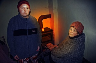 „Máme pekelný život,“ vraví Nikolina mama Jana (44). Obe ženy žijú v dome bez tečúcej vody a elektriny.