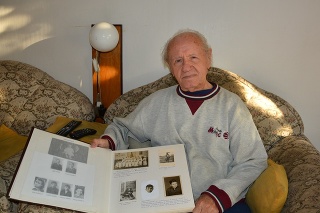 Miroslav Hrdlička (84) s albumom spomienok.