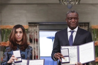 Iracká jezídka Murádová a konžský lekár Mukwege si prevzali Nobelovu cenu mieru.