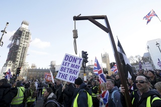 Tisíce ľudí vyšli v nedeľu do ulíc Londýna, kde sa konal pochod na podporu brexitu.