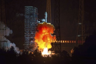 Čínska sonda odštartovala k misii na odvrátenej strane Mesiaca.