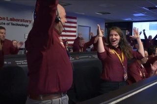 Radosť zamestnancov NASA po úspešnom pristátí sondy na Marse