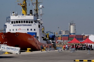 Loď Aquarius s migrantmi na palube pristála v španielskej Valencii.