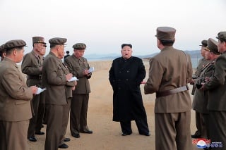 Kim Čong-un s členmi armády.