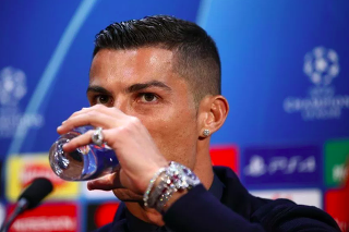 Ronaldo na tlačovke predviedol krásne hodinky.