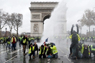Protesty vo Francúzsku  opäť prerástli do stretov medzi políciou a demonštrantmi.