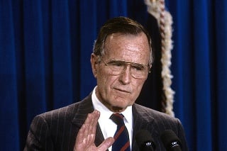 NA ČELE USA VYDRŽAL 4 ROKY: V kľúčových časoch 90. rokov sa Bush venoval najmä  zahraničiu, no znovu uspieť  sa mu nepodarilo pre problémy v ekonomike.