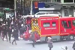 Už im nič nie je sväté: Vandali v Paríži zaútočili na hasičské auto!