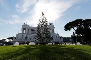 Vianočný strom na Benátskom námestí je terčom vtipov.