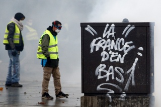 Protesty vo Francúzsku  opäť prerástli do stretov medzi políciou a demonštrantmi.