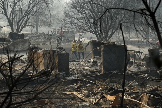 Hasiči hľadajú ľudské pozostatky v kempingu zničenom požiarom v Camp Fire.