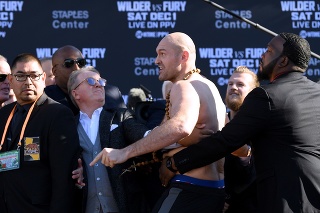V Los Angeles je všetko pripravené na súboj superťažkej hmotnostnej kategórie medzi americkým obhajcom opasku organizácie WBC Deontayom Wilderom a britským profesionálnym boxerom Tysonom Furym.