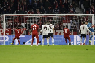 Brankár Benficy Odisseas Vlachodimos (vpravo) sa pozerá za loptou v bránke po tom, ako Arjen Robben z Bayernu strelil úvodný gól vo futbalovom zápase E-skupiny Bayern Mníchov - Benfica Lisabon.