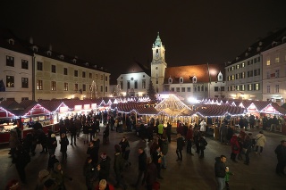 Vianočné trhy na hlavnom námestí.