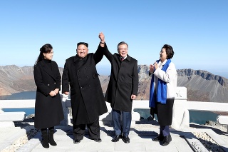 Juhokórejský prezident Mun Če-in (vpravo) a severokórejský vodca Kim Čong-un s prvými dámami.