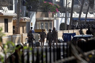 Na čínsky konzulát v Pakistane zaútočil ozbrojenec výbušninami a strelnými zbraňami.