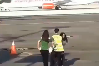 Zúfalá žena vybehla na letiskovú dráhu, musela zasahovať ochranka.